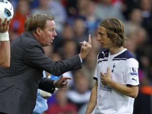 Bu orta parmak bu hafta pek popüler.Tottenham hocası Redknapp Modric’e ne anlatmaya çalışıyorsa artık…
